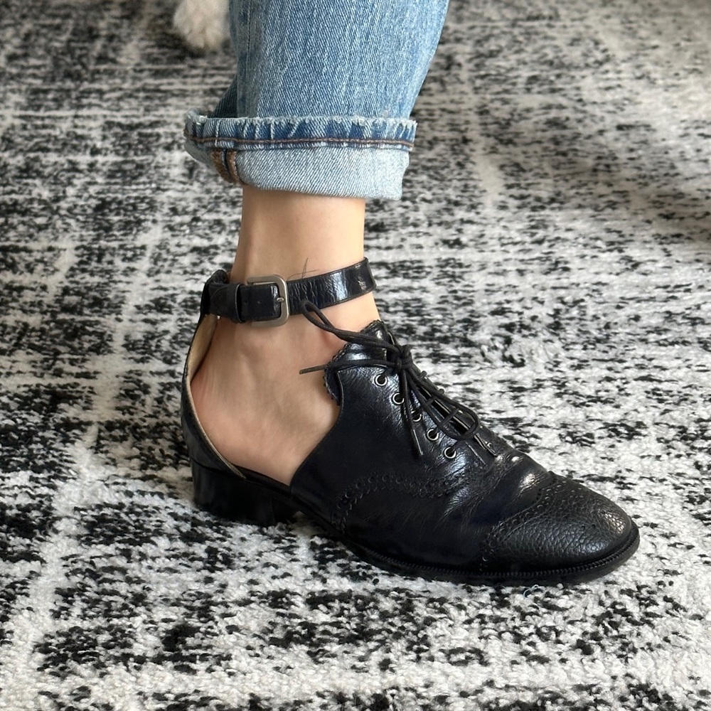 CHANEL Black oxford shoes with ankle strap - Picture 4 of 6